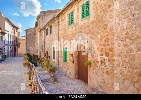 Historisches Viertel mit Kopfsteinpflaster Straße, Valldemossa, Mallorca, Balearen, Spanien Stockfoto