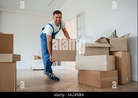 Zimmer voller Kisten. Service-Mitarbeiter wechseln. Stockfoto