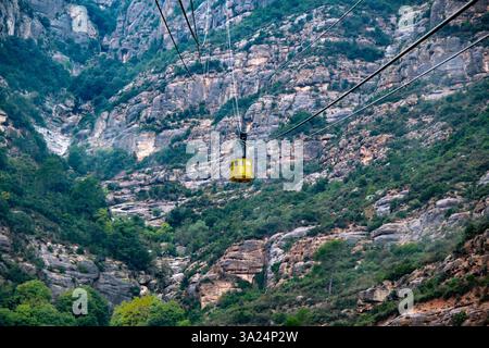 MONTSERRAT, SPANIEN - 28. Oktober 2024: Skylift zur Abtei Santa Maria de Montserrat Stockfoto