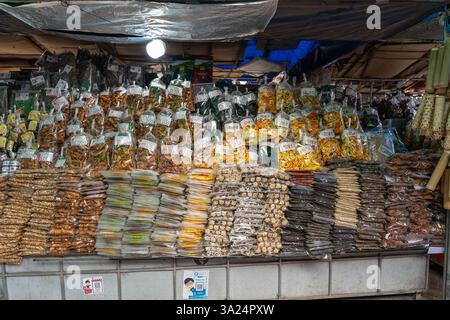 Gewürzstand und getrocknetes Gemüse und Obst, Straßenhandel in Luang Prabang, Laos Stockfoto