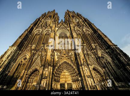 Westfassade des Kölner Doms im Abendlicht, Köln, NRW, Deutschland Stockfoto