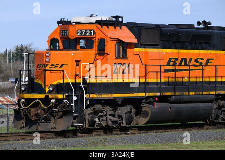 Mount Vernon, WA, USA - 26. Februar 2025; Diesellokomotive BNSF GP39-2 in Nahaufnahme in orangefarbener Markenlackierung Stockfoto