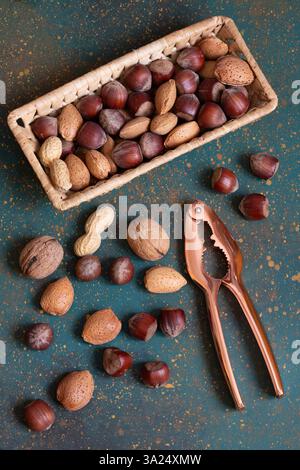 Nussmischung mit Walnüssen, Mandeln, Erdnüssen und Haselnüssen Stockfoto