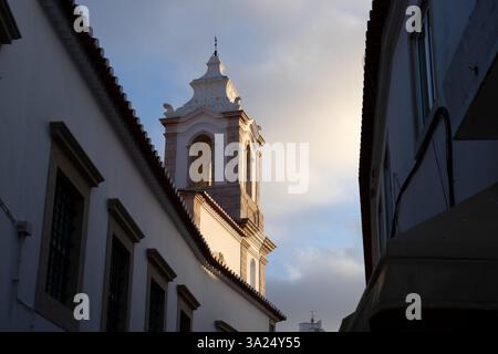 Kirche Santo Antonio in der wunderschönen Stadt Lagos in der Algarve in Portugal bei Sonnenuntergang. Stockfoto