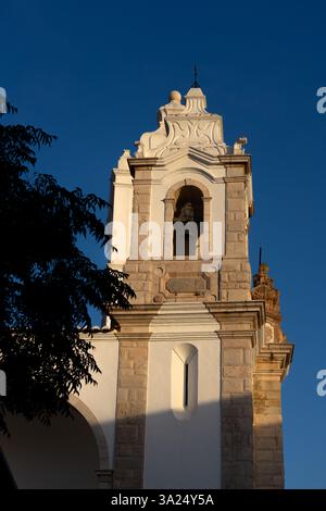 Kirche Santo Antonio in der wunderschönen Stadt Lagos in der Algarve in Portugal bei Sonnenuntergang. Stockfoto
