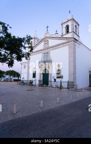 LAGOS, PORTUGAL - 03. JULI 2024: Kirche Santa Maria de Lagos in der wunderschönen Stadt Lagos an der Algarve in Portugal bei Nacht Stockfoto