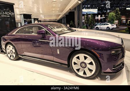 New York City, USA - 27. März 2024: Rollt Royce Spectre Luxusauto auf der New York International Auto Show, seitliche Eckansicht Stockfoto