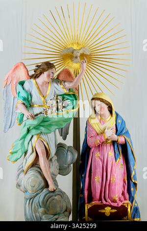 Paestum, ITALIEN - 29.10.2024: Statue (19. Jahrhundert) der Verkündigung an die Jungfrau Maria durch den Erzengel Gabriel. Stockfoto