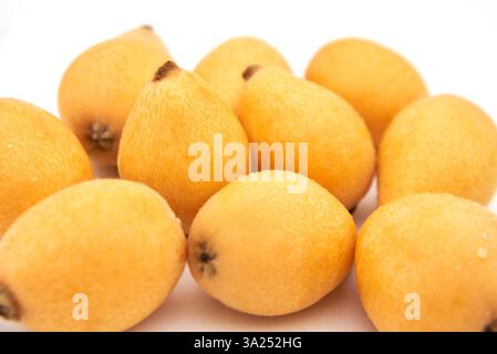Reifes Lacquat auf weißem Hintergrund Stockfoto