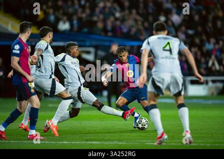Barcelona, Spanien. März 2025. Barcelonas Lamine Yamal (2. R) durchbricht den Durchbruch während des 2. Legs der UEFA Champions League am 11. März 2025 zwischen dem FC Barcelona und SL Benfica in Barcelona. Quelle: Joan Gosa/Xinhua/Alamy Live News Stockfoto