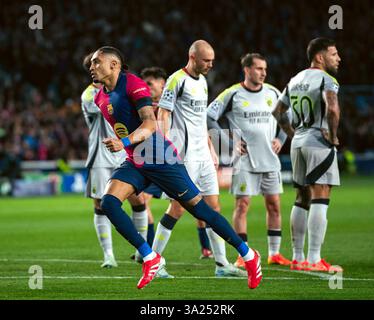 Barcelona, Spanien. März 2025. Der Barcelonas Raphinha (Front) feiert sein Tor beim 2. Legs-Fußballspiel der UEFA Champions League zwischen dem FC Barcelona und SL Benfica am 11. März 2025 in Barcelona. Quelle: Joan Gosa/Xinhua/Alamy Live News Stockfoto