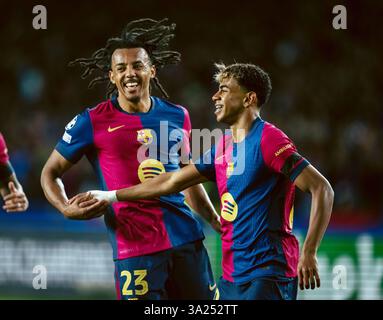 Barcelona, Spanien. März 2025. Barcelonas Lamine Yamal (R) feiert sein Tor mit seinem Teamkollegen Jules Kounde während des Achtelfinale der UEFA Champions League am 11. März 2025 in Barcelona. Quelle: Joan Gosa/Xinhua/Alamy Live News Stockfoto