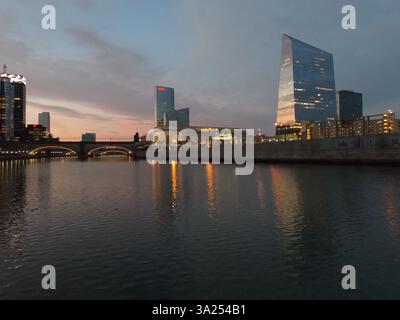 Die aufgehende Sonne beleuchtet die Wolkenkratzer von West Philadelphia entlang des Schuylkill River. Stockfoto