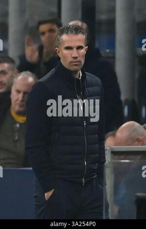 11. März 2025; Stadio San Siro, Mailand, Italien, Champions League Fußball, die letzten 16, Second Leg, Inter Mailand gegen Feyenoord; Robin van Persie Head Coach von Feyenoord Stockfoto