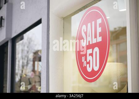 Verkaufsschild mit 50 % Rabatt im Einzelhandel Stockfoto