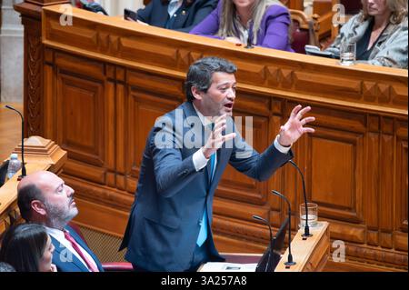 Andre Ventura von der Chega-Partei in der Plenarsitzung des portugiesischen Parlaments zur Debatte über das Vertrauensvotum, das vom Gorvenament am 11. März 2025 gefordert wurde Stockfoto