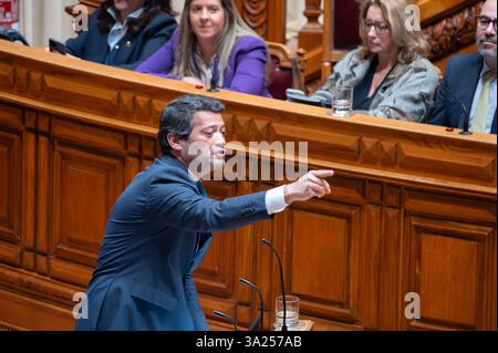Andre Ventura von der Chega-Partei auf der Plenartagung des portugiesischen Parlaments zur Debatte über das Vertrauensvotum, das vom Gorvenament verlangt wird. März 2025. Stockfoto