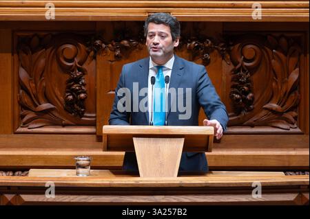 Andre Ventura von der Chega-Partei in der Plenarsitzung des portugiesischen Parlaments zur Debatte über das Vertrauensvotum, das am 11. März 2025 von der Regierung gefordert wurde. Stockfoto