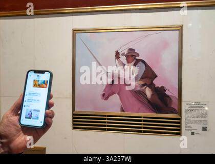 Nahaufnahme eines Mannes, der auf seinem iPhone ein Foto des Kunstproduktionsfonds Painting von will Cotton, 2025, Rockefeller Center, New York City, USA macht Stockfoto