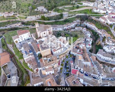 Blick aus der Vogelperspektive auf das mittelalterliche Stadtzentrum Setenil de las Bodegas mit Burg auf einem Hügel und Kirche Stockfoto