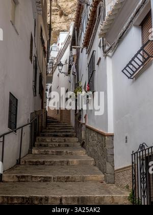 Stufen führen in einer engen Straße mit weiß getünchten Häusern in Setenil de las Bodegas Spanien hinauf Stockfoto