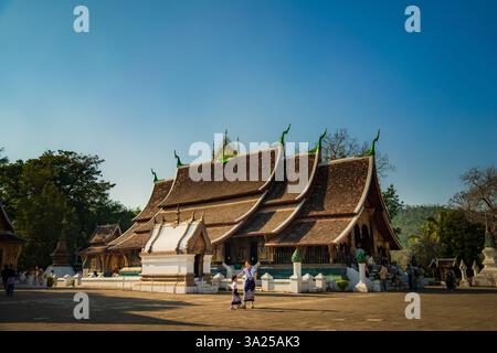 Wat Xieng Thong Tempel, Luang Prabang, Laos. Mutter und Kind, traditionelle Architektur Stockfoto