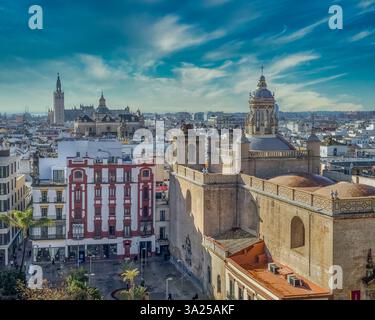 Kirche Iglesia de Anunciacion in Sevilla bedeutendes Beispiel für Renaissance-Architektur, Kathedrale im Hintergrund Stockfoto