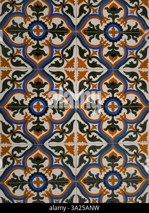 Keramische Wandmuster im Sevilla-Stil, Blumenmotive, komplexe geometrische Muster Stockfoto