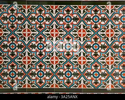 Keramische Wandmuster im Sevilla-Stil, Blumenmotive, komplexe geometrische Muster Stockfoto