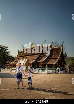 Wat Xieng Thong Tempel, Luang Prabang, Laos. Mutter und Kind, traditionelle Architektur Stockfoto
