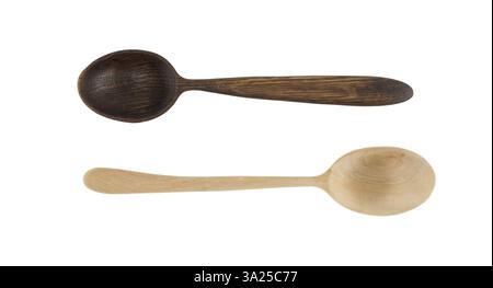 Close-up Studio Shot zeigt zwei handgefertigte Holzlöffel in kontrastierenden dunklen und hellen Tönen auf einem sauberen weißen Hintergrund. Stockfoto