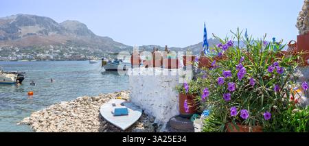 Telendos Griechenland - 29. August 2024; Küstenszene auf der Insel Telendos mit malerischen traditionellen Fischerbooten und Fischern. Stockfoto