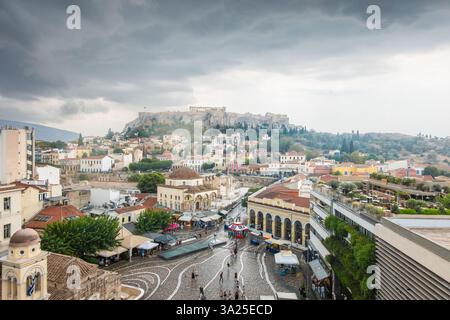 Athen Griechenland - August 30 2024; Monastiraki-Platz in der Altstadt mit Vogelperspektive auf Straße und Gebäude darunter und Akropolis in der Ferne auf h Stockfoto