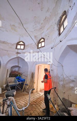 Innenraum eines typischen kleinen, generischen Hudjra Kuppelgebäudes. In der Nähe der Registan in Samarkand, Usbekistan. Stockfoto
