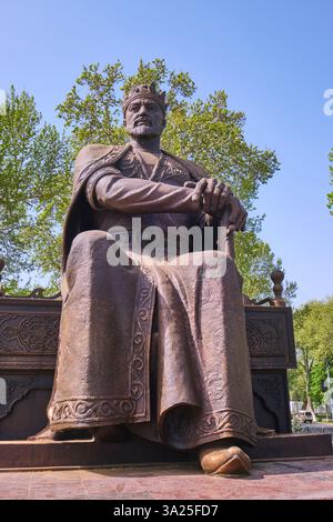 Die große Bronzestatue eines sitzenden Amir Timur, direkt am Ende eines Parks im neuen Stadtteil. In Samarkand, Usbekistan. Stockfoto