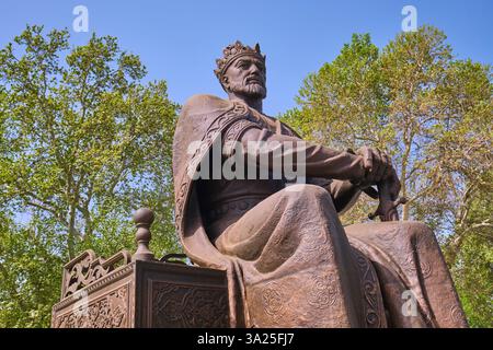 Die große Bronzestatue eines sitzenden Amir Timur, direkt am Ende eines Parks im neuen Stadtteil. In Samarkand, Usbekistan. Stockfoto