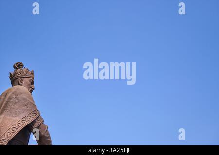 Die große Bronzestatue eines sitzenden Amir Timur, direkt am Ende eines Parks im neuen Stadtteil. In Samarkand, Usbekistan. Stockfoto