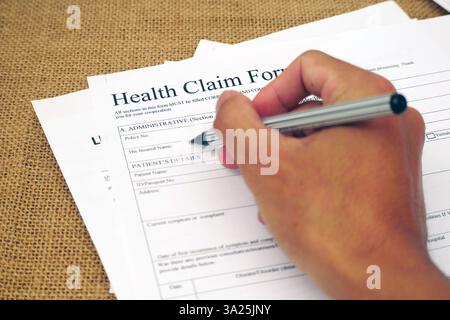 Hände, die das Formular für gesundheitsbezogene Angaben ausfüllen Stockfoto