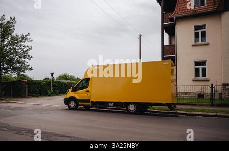 Der Minibus liefert Pakete in die Stadt. Hochwertige Fotos Stockfoto