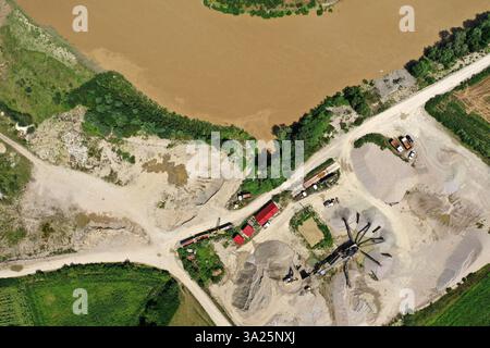 Aus der Vogelperspektive auf Flusssand und Kies, Grube, Steinbruch, Schotter, ökologische Auswirkungen auf die Umwelt Stockfoto