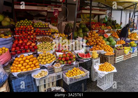 Farbenfroher Obstmarkt In Sucre Bolivien Traditioneller Lokaler Markt Mit Frischen Tropischen Früchten Wie Bananen Ananas Papayas Und Orangen Stockfoto