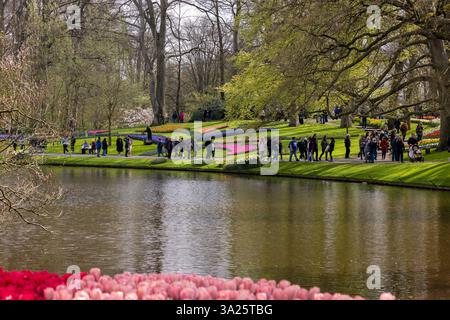 Keukenhof, Lisse Niederlande - 18. April 2023: Besucher des Keukenhof-Gartens in Lisse, Niederlande. Stockfoto