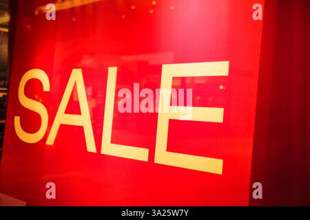 Nahaufnahme eines großen roten Verkaufsschilds Stockfoto