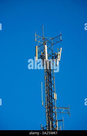 Mobilfunkturm vor klarem blauen Himmel. Stockfoto
