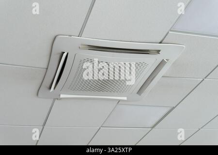 Kassetteneinheit für Deckenmontage für große Räume. HLK-System Stockfoto