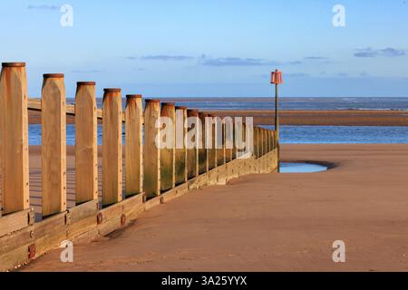 Hölzerne Groyne bei Ebbe am Strand in der Nähe von Dawlish Warren, Devon, Großbritannien Stockfoto