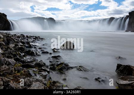 Langbelichtungsaufnahme des Wasserfalls Goðafoss in Island Stockfoto