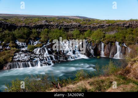 Langzeitaufnahme des breiten Hraunfossar-Wasserfalls, Island Stockfoto