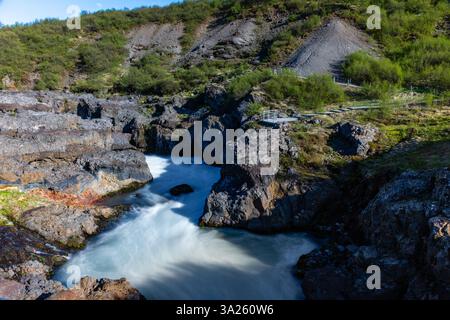 Barnafoss, Langzeitaufnahme des Wasserfalls in vulkanischer Landschaft, Island Stockfoto