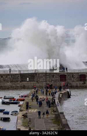 Sturm in Ciboure (Südwestfrankreich): Wellen stürzten am 28. Oktober 2023 gegen den Deich Stockfoto